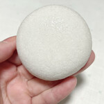 明石屋 - 子供の頃はあまり好きではなかったザラッとした舌触り。でも今はお上品な優しい甘さが大好物になりました♥️