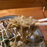 あさ山 - 広島風ではないのに、焼きそば。しかし暗いからピントがブレるなぁ（補正されてるので明るく見えるけど、実はかなり店内が暗い）