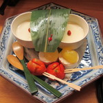 貴馳走坊 あ・うん - 豆乳杏仁豆腐、シナモンアップルのムース ライチとパイナップルのゼリー乗せ、苺