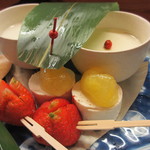 貴馳走坊 あ・うん - 豆乳杏仁豆腐、シナモンアップルのムース ライチとパイナップルのゼリー乗せ、苺アップ