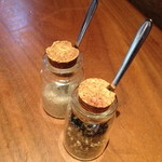 ラ・ピッチョリー・ドゥ・ルル - テーブルの上の調味料も小瓶に入っており、かわいらしいです。２０１４年１月