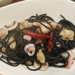 キッチン ブルー グローブ - 上から、真っ黒パスタ、魚介類が多いです