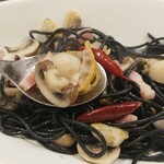 キッチン ブルー グローブ - あさり、茸、ベーコンです