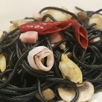 キッチン ブルー グローブ - イカ、あさり、唐辛子が見えます