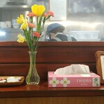 キッチン ブルー グローブ - テーブル前の置物