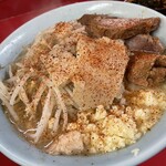 ラーメン二郎 - 卓上には唐辛子とラー油。味変に。