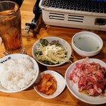 Yakiniku Shokudou Kadoya - 令和6年3月 ランチタイム(12:00〜15:00)
                        和牛こまぎれ定食M120g  税込1000円
                        こまぎれ肉120g、サラダ、ご飯、スープ、キムチ