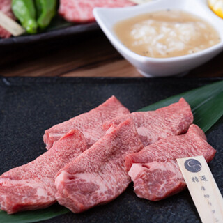Enjoy the unique flavors of Wagyu beef, such as specially selected short ribs and thick-sliced tongue.