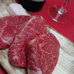 肉の森田屋 瓢箪山店 - こんな風に包んでくれます　お肉の変色を防ぐためでしょうか、お店のこだわりを感じます