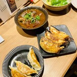 餃子と煮込み 魚屋鮨しん - どて煮、室町餃子、肉汁餃子、塩だれきゅうり