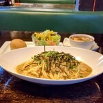 森乃館 - 濃厚ウニクリームの大盛り、Dセット(パン・サラダ)、エビドリアセット