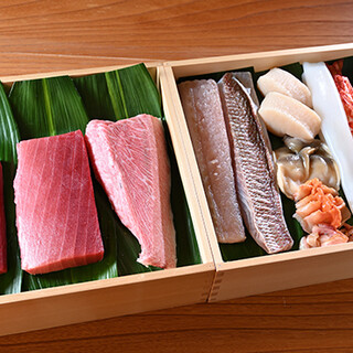 The essence is fish. We offer raw black tuna, Hokkaido hairy crab, Boso abalone, and more.