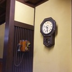 播磨屋 - 時代を感じる時計と電話