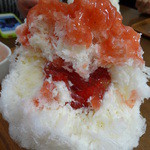 イチゴミルクを食べると中からイチゴタップリのゼリーが！贅沢！