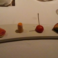 ラール・エ・ラ・マニエール - アミューズ ケークサレ、チェリートマト、生ハムムース、サーモン