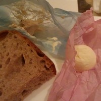 ラール・エ・ラ・マニエール - 青は胡桃、ピンクはクリームチーズ
