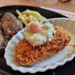 ブロンコビリー - カニクリームコロッケトッピング。これも美味しかったけど、サラダバーでお腹いっぱいになるから次からは不要だな。