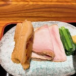 食煅 もみじ - チャーシュー3種とほうれん草おひたし