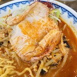 味噌ラーメン 雪ぐに - チャーシューうまっ。辛さに負けない旨さです。