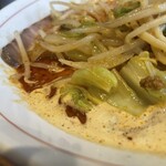 ボウボウラーメン とみ - ごま味噌ベースのスープがとても美味しいのですが、体が勝手に赤の力に屈しました