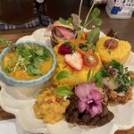 タケウチ 神保町本店 - どのカレーも美味しくて個性的なのに互いに喧嘩しないのが不思議