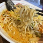 ボウボウラーメン とみ - 太ちぢれ麺。赤黒汁はねにビビりリフトならず