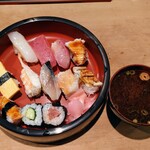 Hikozushi - 令和6年3月 ランチタイム(11:00〜15:00)
                        にぎりランチ1人前半 税込1000円
                        にぎり10貫、鉄火巻1切れ、かっぱ巻き1切れ、赤出汁