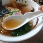 華の蔵 - らーめん（醤油）のスープ