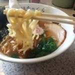 華の蔵 - らーめん（醤油）の麺