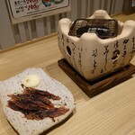 Saketo Sakanato Meshi Hamaichi Momme - 丸干しホタルイカ炭炙り