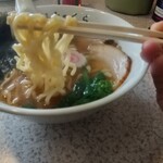 華の蔵 - らーめん（醤油）の麺