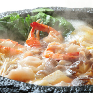 ボリューム満点。石鍋で豪快に楽しむ【石頭楼】の看板メニュー