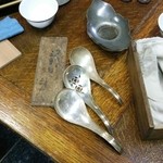 播磨屋 - 手前、レンゲに奥は茶托、何れも打ち出し