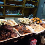 三河屋食堂 - 煮魚などがカウンターにあります。2014年1月25日三河屋食堂