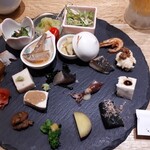 くずし割烹　ZUTTO - 前菜。種類が多いよ。楽しい