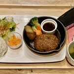 CocoColor Cafe - 外は寒かったけどハンバーグ＆野菜はいつまでも温かくて美味しく食べられました。