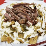 AZTECAS - チラキレス（揚げたトルティーヤにソースをかけた伝統的なメキシコ料理　牛肉を使用）　