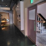 Baumhaus SUN - 2階の店の前の廊下。店外観。