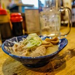 立飲み たきおか - 煮込み200円、これ改めて食べると最高に安くて、最高に美味しい酒肴なのだな！と、思わせる。料理。