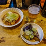 立飲み たきおか - 肉豆腐400円と茄子の煮浸し250円です。先ずはここからスタート！大瓶ビールは４９０円！