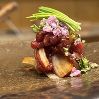 天ぷら もっこす - 鰭と、熊本古賀牧場産の馬肉肩ロースユッケ