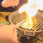 焼肉スタミナ苑 とりとん - 焼き方レクチャー中