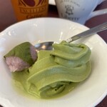 Hoterubosutompurazakusatsu - 搾りたてアイス美味しいので、抹茶味も試したくなる始末。桜餅なんかあるんだから添えたくなる。