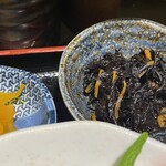 貝だらけ - ひじきの煮物と漬物
