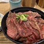 博多炊き餃子　池ぽん - 牛丼の上に乗ったワサビがお肉の香りを引き立てます