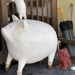 こだわりとんかつあぢま - 独特な形状の豚のオブジェ