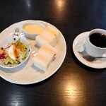 gaku - 料理写真:●ホットコーヒー（モーニングサービス付き）400円

を注文してみた

■パンは小倉、バター、ジャム、日替わりパン
から選択出来る