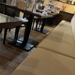 焼きもの家 慶 - この店のシンボル、窓際をぶち抜き一列のベンチシート。空いてればここに座る。ただ、3年前より結構くたびれたかな^_^