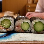 鮨 つぼみ - 追加：紐キュウ巻き
      赤貝の紐、身よりも赤貝らしい風味が強くコリコリとして好きです。
      細い胡瓜をそのまま巻いた食感が良いですね！
      これ凄く美味しいです♪