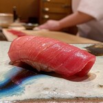 鮨 つぼみ - 鮪 中トロ 勝浦より 186kg やま幸より
      赤身よりもより温かなシャリに変更され、中トロがまさにとろけてしまいます♪
      筋もなくしっとり柔らかな鮪に、合わさるシャリとの兼ね合いがほんと素晴らしい！
      